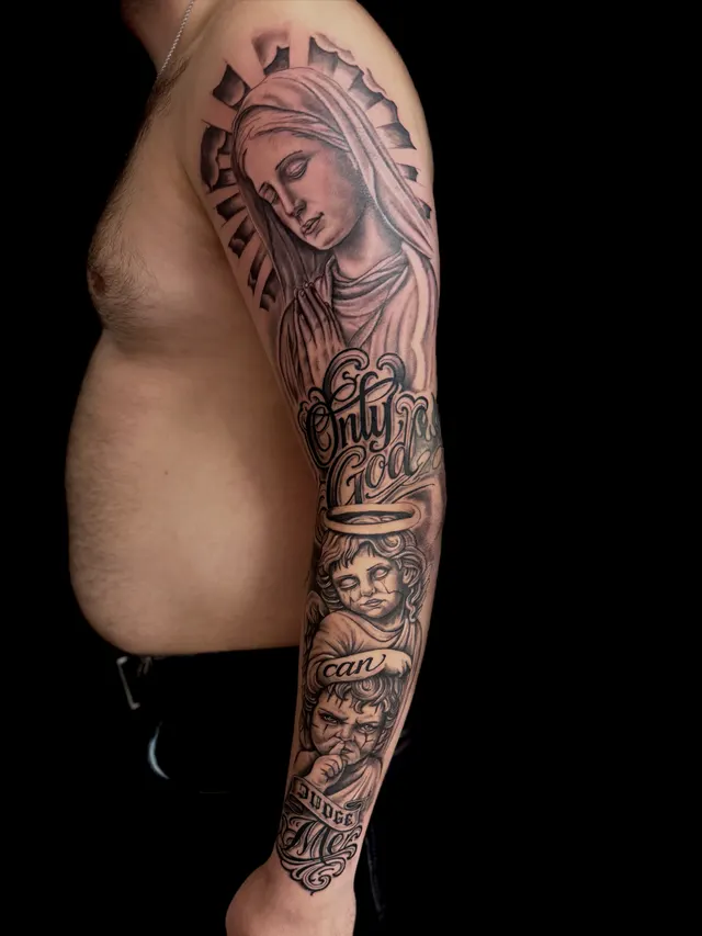 Black-&-Grey-Sleeve mit Madonna und Rosenkranz am Oberarm